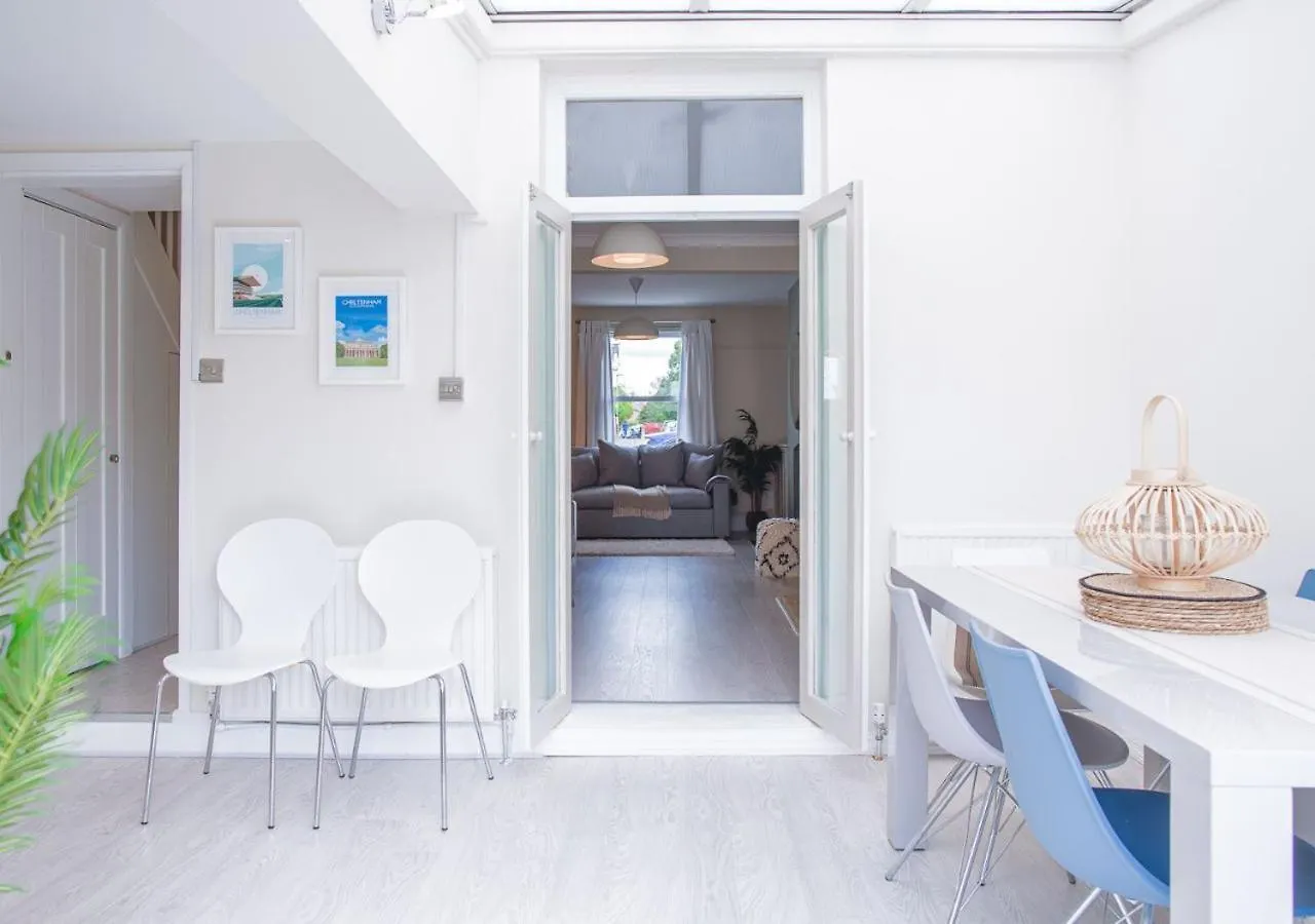 Willa Stunning Townhouse With Large Garden - Sleeps 8! Cheltenham Wielka Brytania